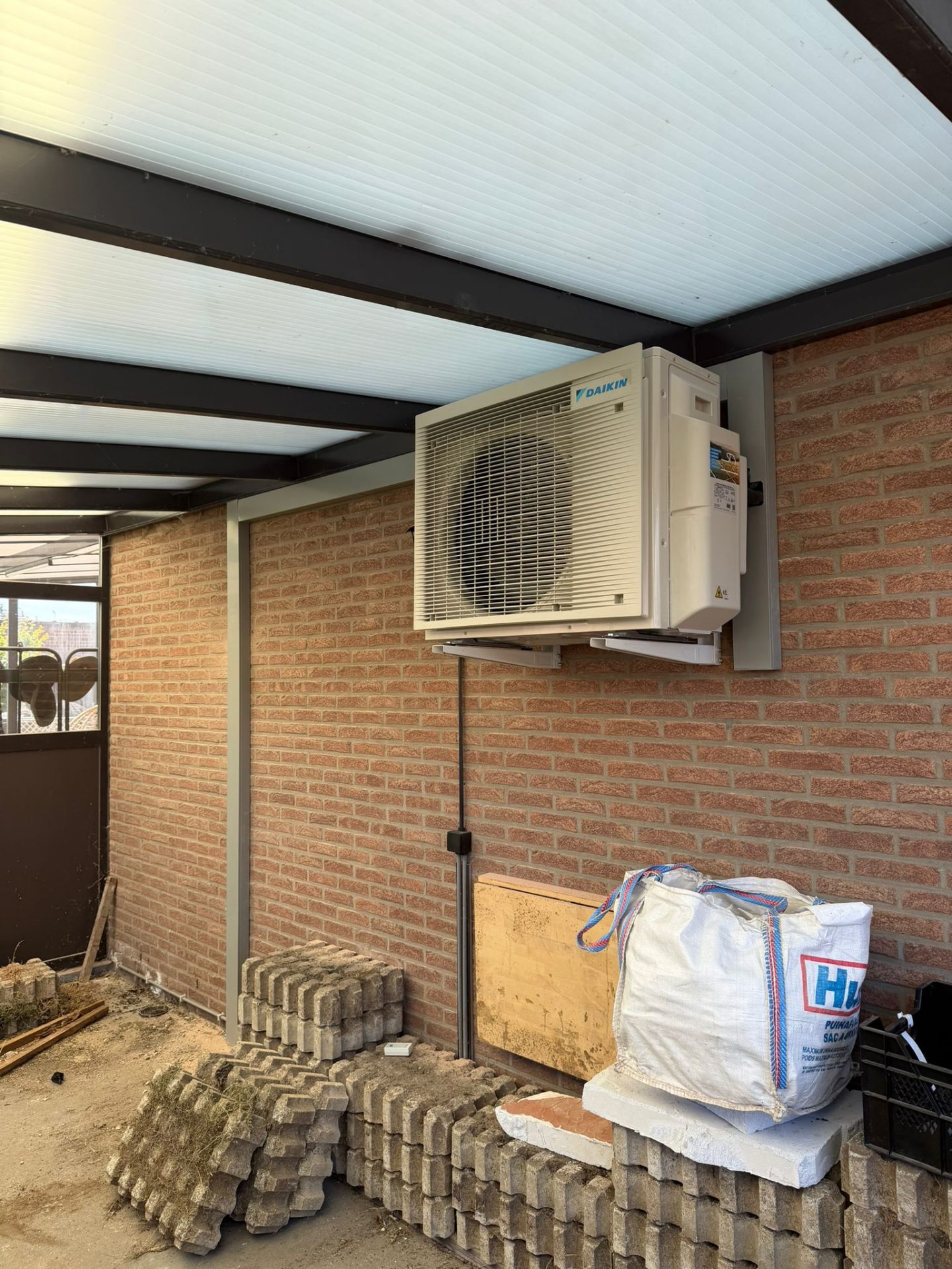 Daikin met buitenunit onder carport - foto 2
