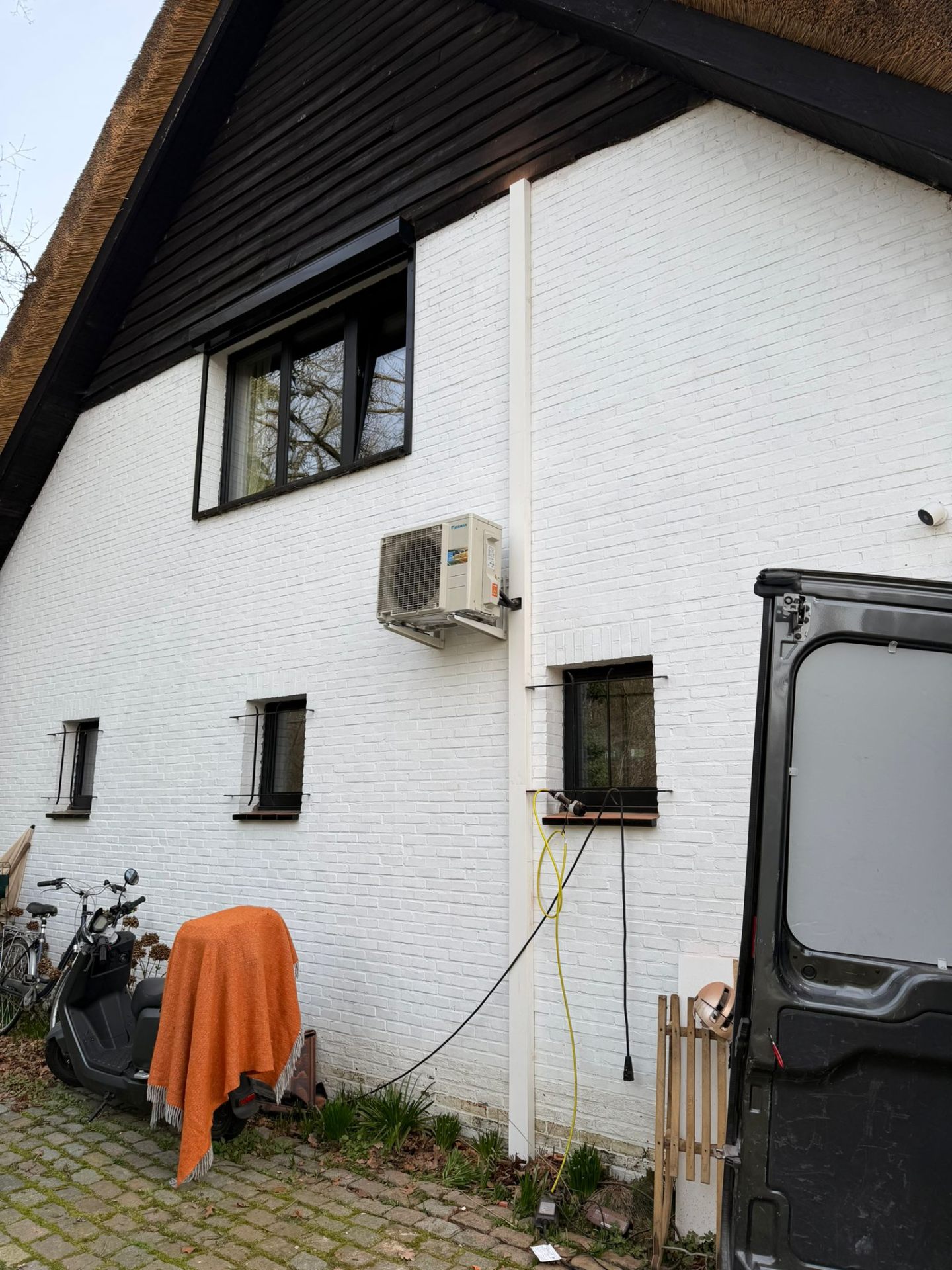 Multi-split villa met witte gevel - foto 4