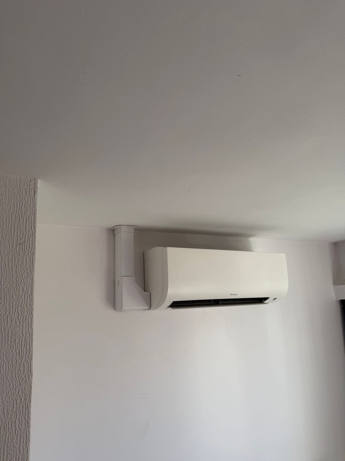 Multi-split woning met witte gevel - foto 2